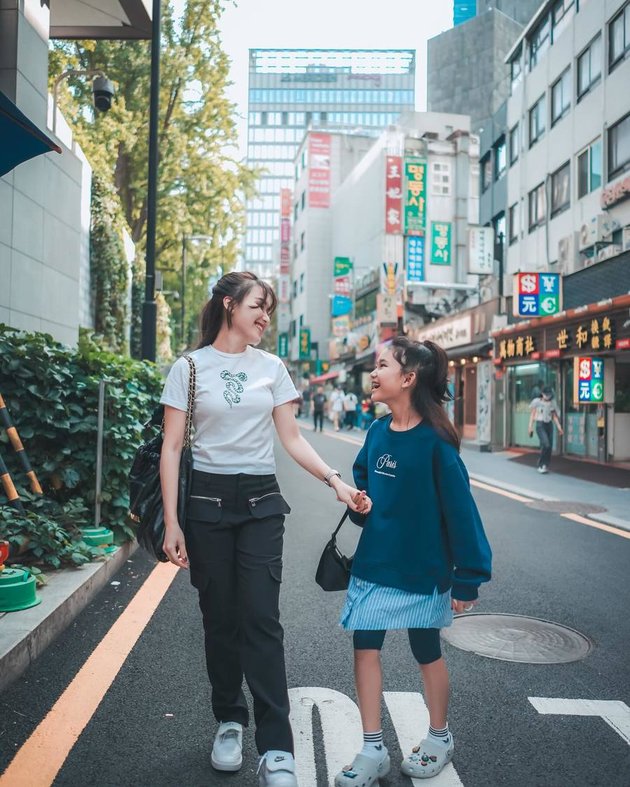 Ayu Ting Ting and Bilqis Strolling in Seoul, Their Style Already Resembles Eonnie Dongsaeng