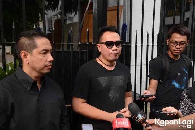 Vicky Prasetyo - Ayu Ting Ting