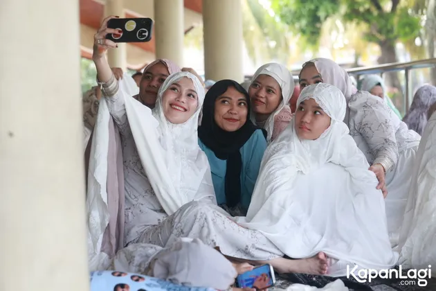 Ayu Ting Ting Salat Ied 