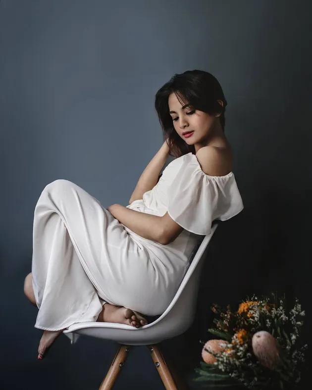 Acha Septriasa cantik dengan gaun putih pada salah satu momen pemotretan kehamilannya.