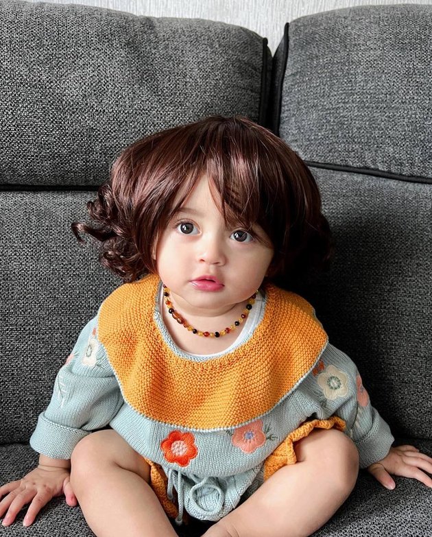 Photo of Baby Guzel Putri Ali Syakieb Wearing a Wig and Looking More Like a Doll, Considered One of the Most Beautiful Celebrity Children