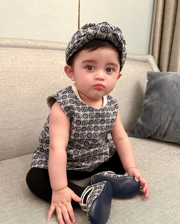 Photo of Baby Guzel Putri Ali Syakieb Wearing a Wig and Looking More Like a Doll, Considered One of the Most Beautiful Celebrity Children