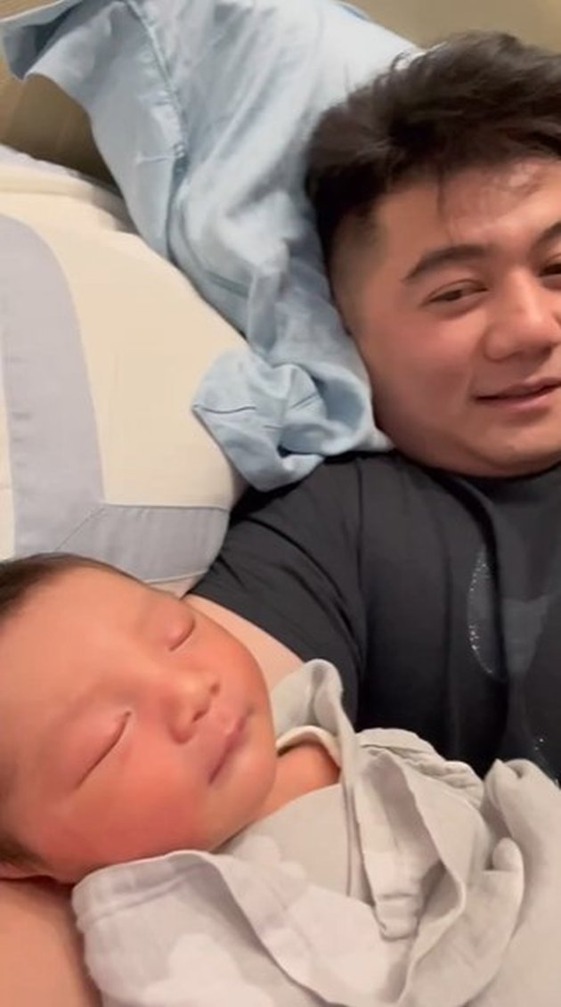 Photo of Baby Timothee, Chef Arnold's Second Son Who Just Born, Papa Happy Resembles His Face