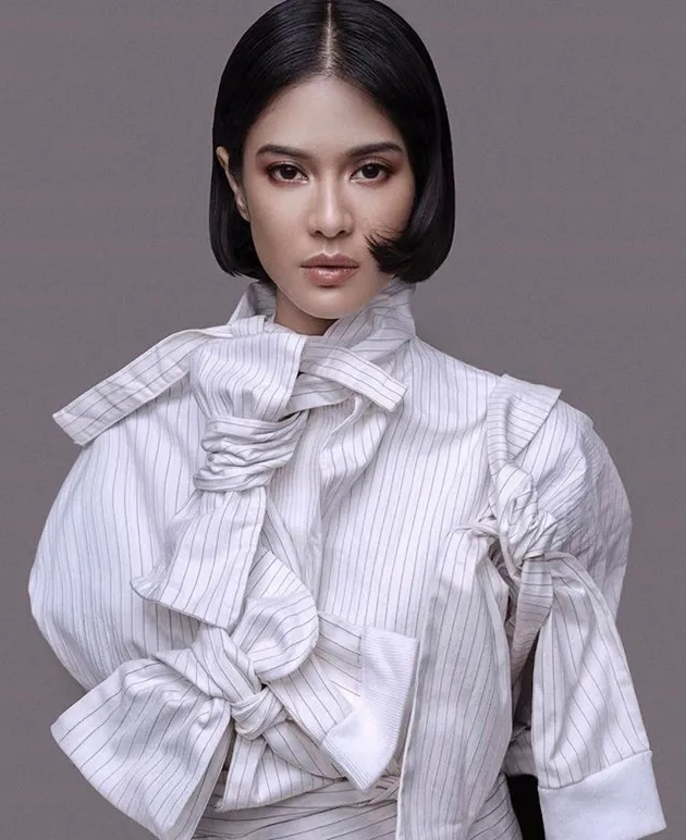 Belum lama ini, Dian memotong rambutnya jadi pendek. Meskipun begitu, yang dasarnya memang cantik, mau diapain juga pasti cantik. Terlebih lagi jika kamu melihat tampilan terbaru dari Dian berikut..