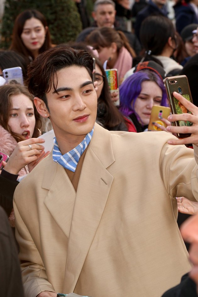 Baekho NUEST's Photos at Paris Fashion Week, Handsome and Friendly Towards Fans Receives Praise