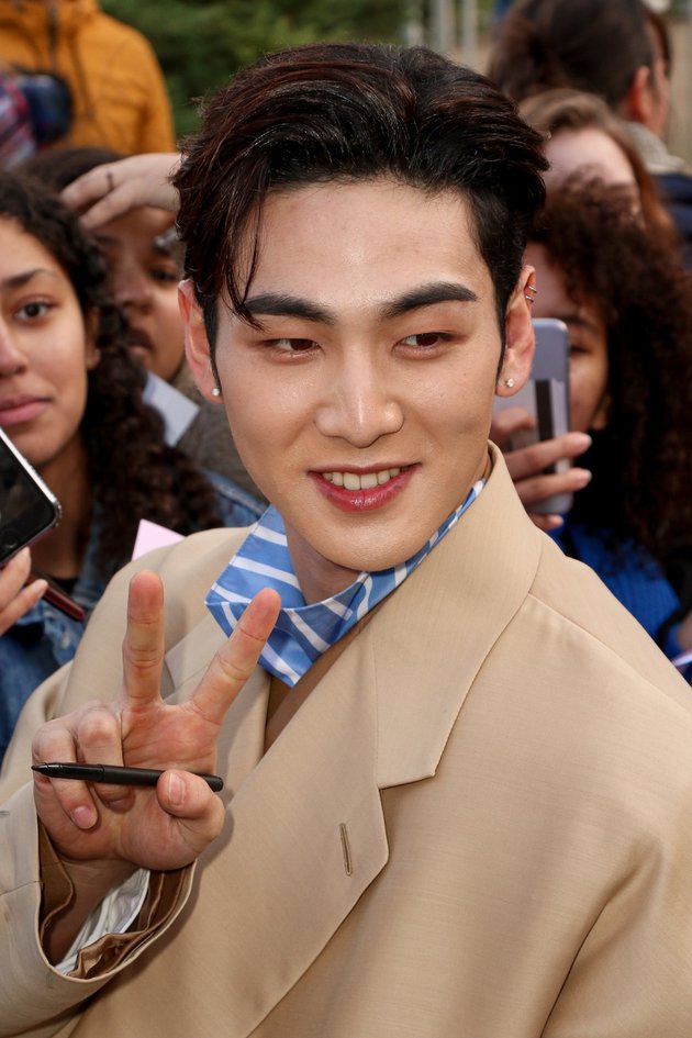 Baekho NUEST's Photos at Paris Fashion Week, Handsome and Friendly Towards Fans Receives Praise