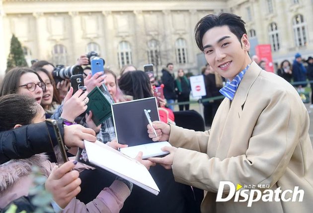 Baekho NUEST's Photos at Paris Fashion Week, Handsome and Friendly Towards Fans Receives Praise