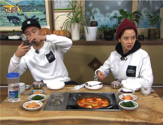 Momen Mesra Monday Couple