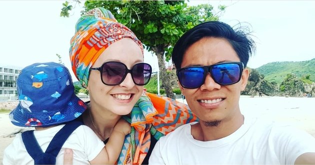 Happy Photo of Indra Sasak with His French Wife Melyssa in the Village, Becomes the Center of Attention in the Market - Gathering with In-Laws