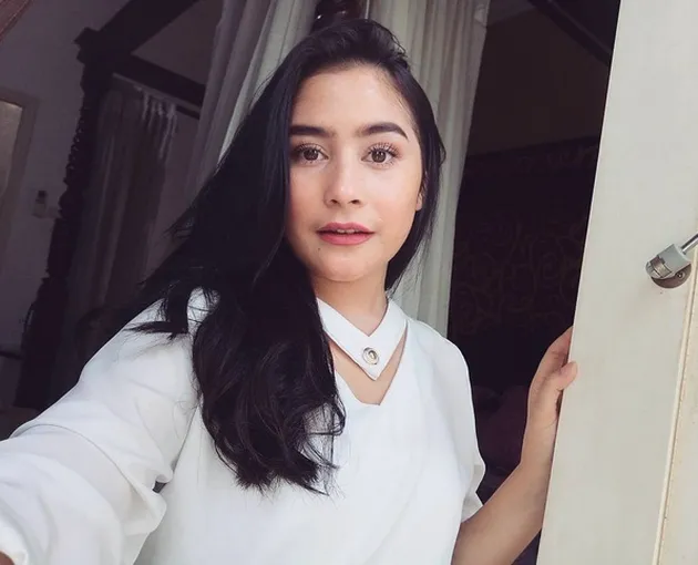 Berbicara soal penampilan selebriti, bintang muda yang satu ini memang tak bisa dilewatkan. Kerap tampil feminin, Prilly Latuconsina memiliki gaya berbusana yang stylish dan fashionable.