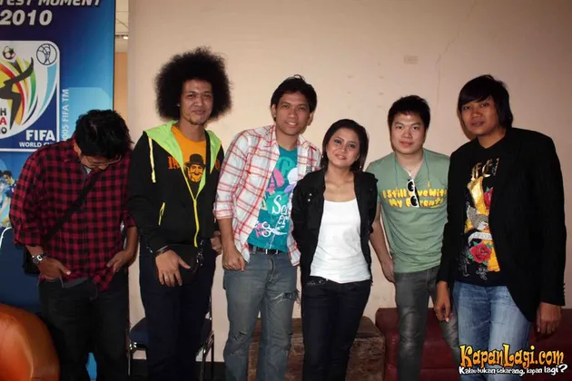Masih ingatkah kalian dengan Base Jam? Meski mengaku bukan pujangga dengan lagunya, mereka adalah salah satu band pabriknya lirik yang romantis dari generasi 90-an.