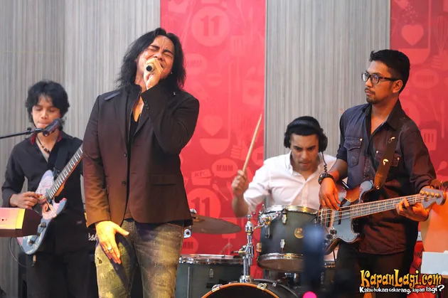 Jangan lupakan Element, band Didi Riyadi cs ini juga terampil dalam merangkai lirik-lirik cinta. Salah satu tembang cinta jagoan mereka adalah 'Rahasia Hati'.