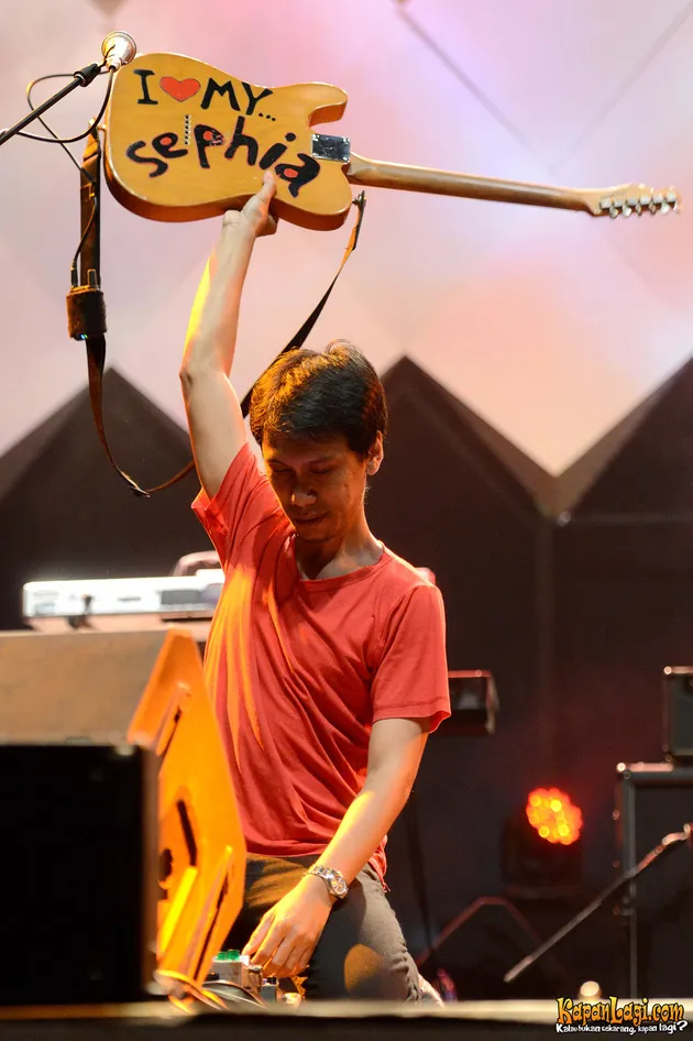 Dedengkotnya band generasi 90-an, Sheila On 7 tak perlu ditanyakan lagi kapasitasnya sebagai pencipta lagu-lagu cinta. Dari yang manis-manis romantis sampai yang galau terekam dalam album-albumnya.