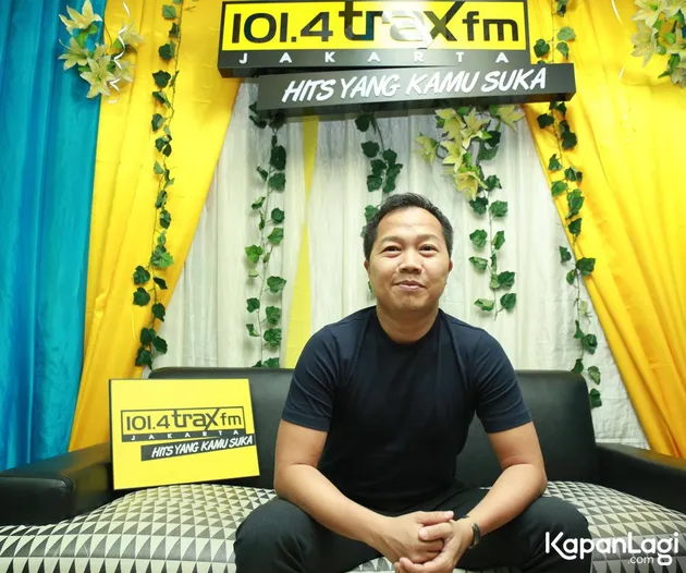 Saat ditemui di perayaan ulang tahun 101.4 Trax FM ke-17 di Gedung Sarinah, Jakarta Pusat, Jumat (14/7), Sandhy Sondoro bercerita soal prestasi terbarunya di ajang musik internasional. Penasaran?
