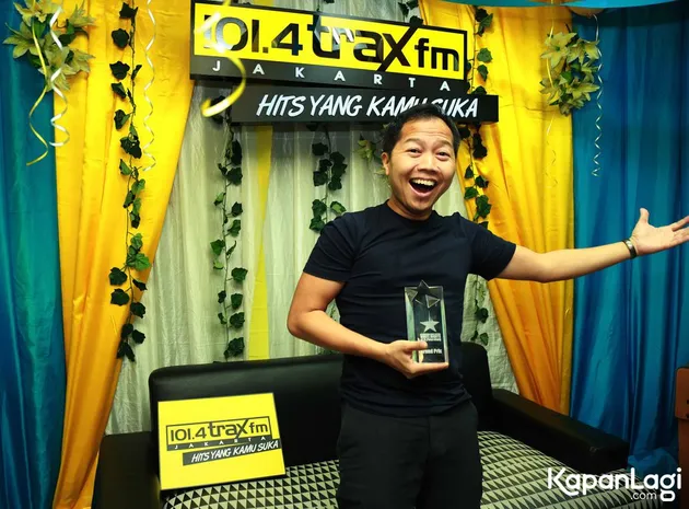 Penyanyi berusia 43 tahun ini lalu menyebutkan lagu-lagu yang ia bawakan selama tiga hari ajang tersebut. Di hari ketiga, Sandhy sempat akan bawakan lagu Indonesia namun tidak jadi karena perubahan keputusan.