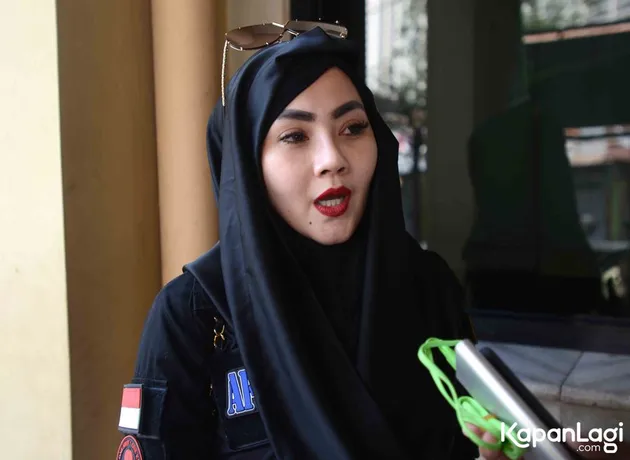 Sebagai ketua umum Yayasan Perlindungan Perempuan dan Anak (YPPA) Indonesia, Ade Fitrie tunjukkan kepedulian sosialnya terhadap warga korban kebakaran di kawasan Kebayoran Baru, Jakarta Selatan, Kamis (3/8).