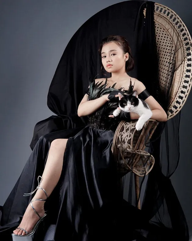 Aulia DA Photoshoot kucing gaun hitam