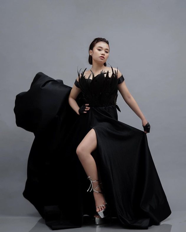 Inilah potret Aulia DA yang tampil elegan dengan gaun serba hitam dengan belahan tinggi yang tuai pujian netizen.