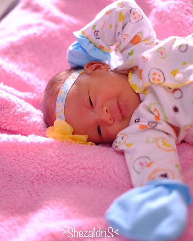  FOTO  Bayi  Cantik Lucu Putri Shezy Idris Bikin Gemes  