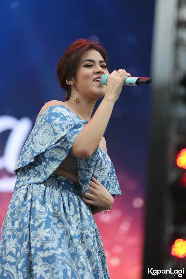 FOTO: BEDA STYLE, RAISA - ISYANA TAMPIL CANTIK DI MANDIRI ...