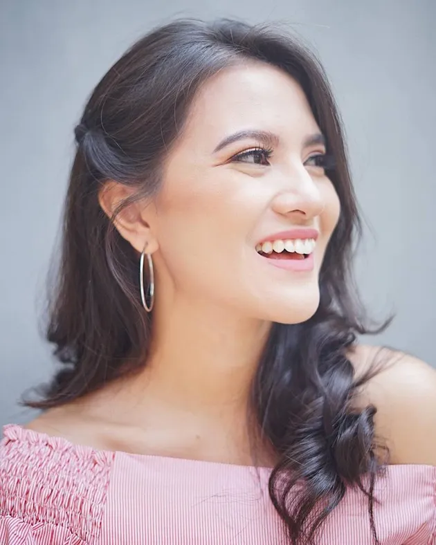 Bukan cuma paras cantiknya saja, Marsha Aruan juga terlahir dan dianugerahi dengan talenta dalam dunia seni peran. Selain itu, gayanya yang kece pun kian memaksimalkan penampilannya.