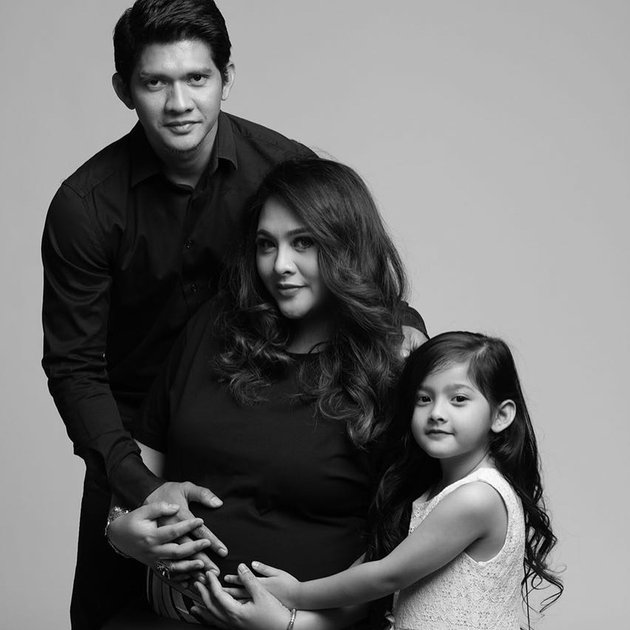 Bersama iko uwais dan anak pertamanya mereka menemani audy dalam photoshoot tersebut mereka pun Bersama iko uwais dan anak pertamanya mereka menemani audy dalam photoshoot tersebut mereka pun