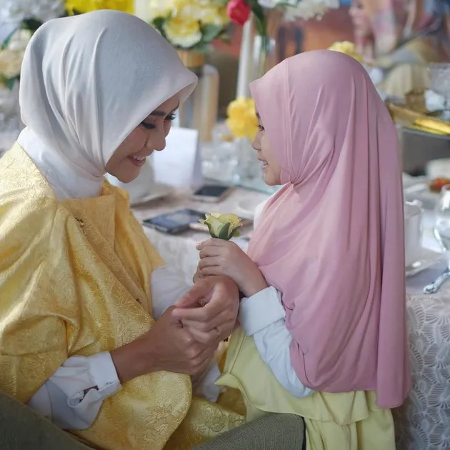 Anak Zaskia Adya Mecca Berjilbab