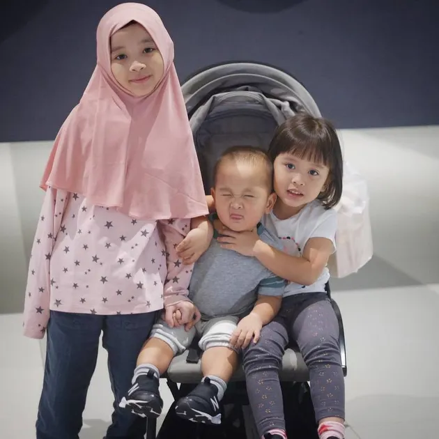 Anak Zaskia Adya Mecca Berjilbab