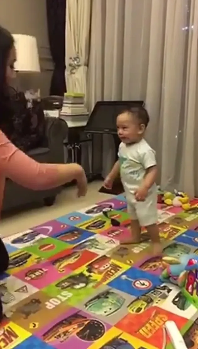 Rafathar Belajar Jalan
