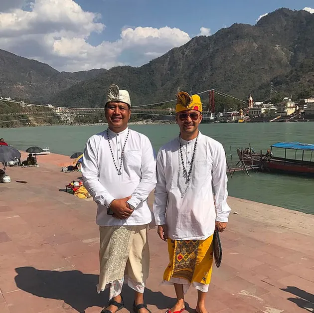 FOTO: Sedang di India, Ini Dia Spot Yang Dikunjungi Anjasmara