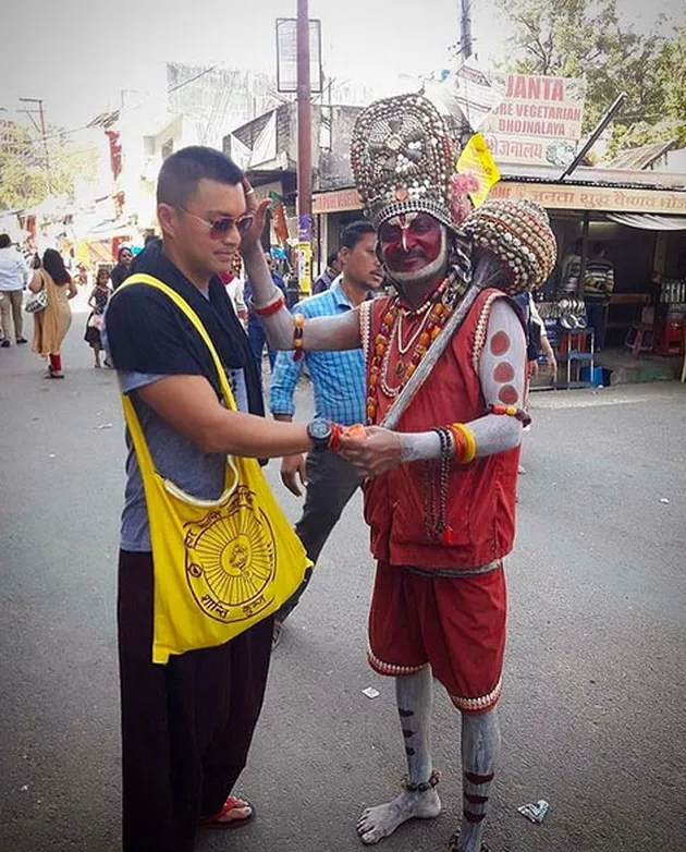 FOTO: Sedang di India, Ini Dia Spot Yang Dikunjungi Anjasmara