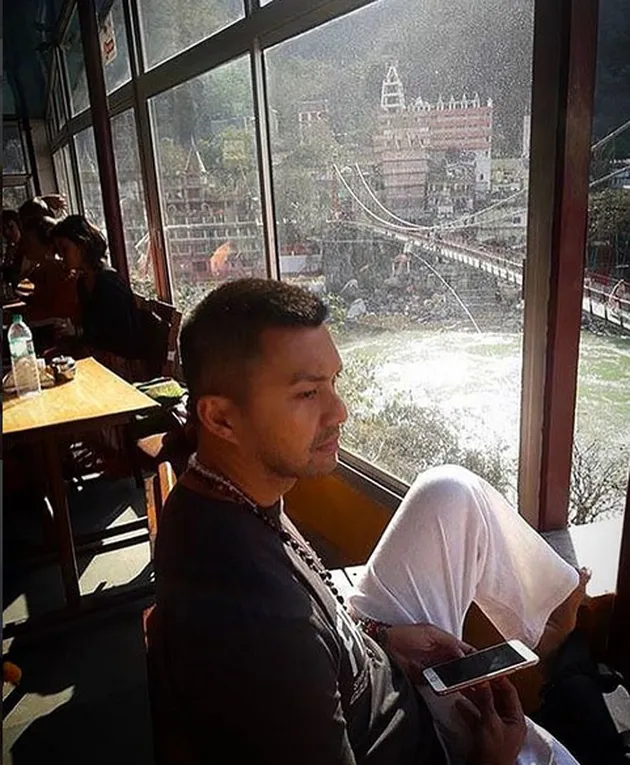 FOTO: Sedang di India, Ini Dia Spot Yang Dikunjungi Anjasmara