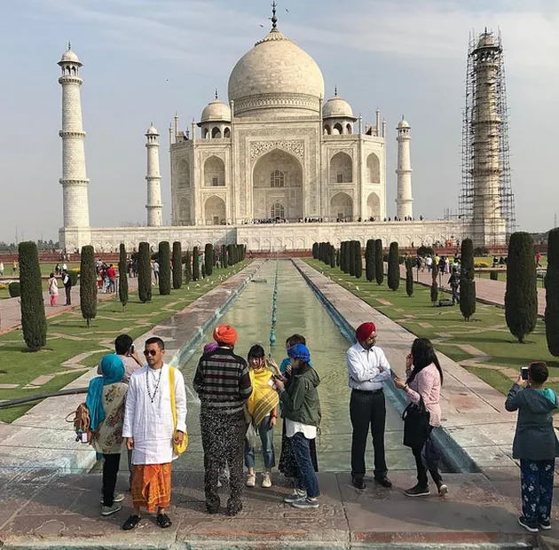FOTO: Sedang di India, Ini Dia Spot Yang Dikunjungi Anjasmara