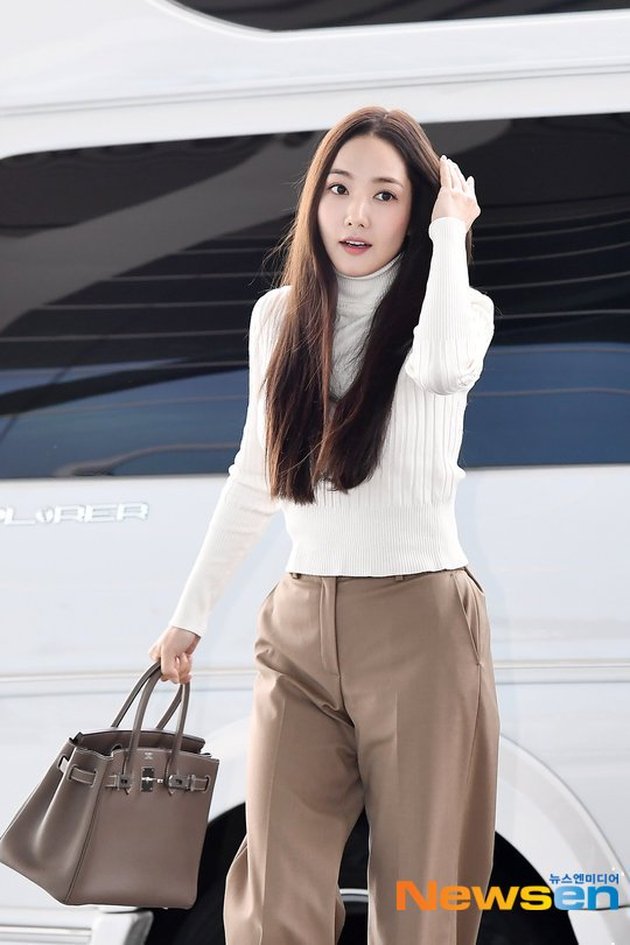 PHOTO: Departing to China, Park Min Young's Elegant Airport Fashion & as Beautiful as an Angel