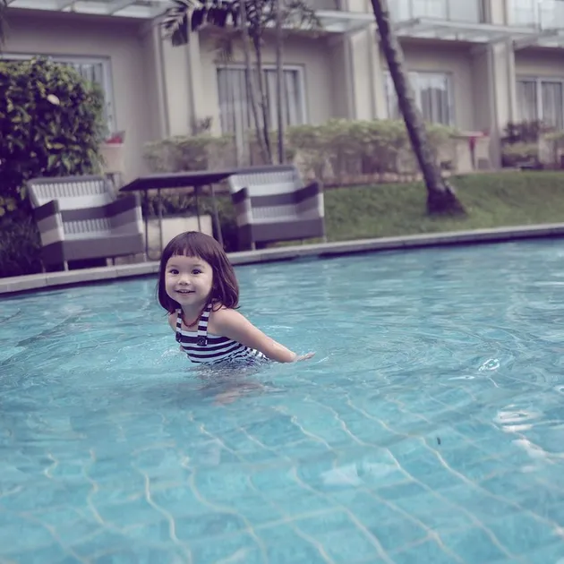 FOTO: BERENANG BARENG PAPA & MAMA, BABY GEMPI LUCU 