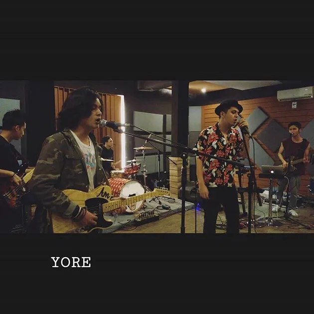 Lagunya bergenre Post-Rock, sebuah genre yang jarang diusung oleh band-band mainstream.