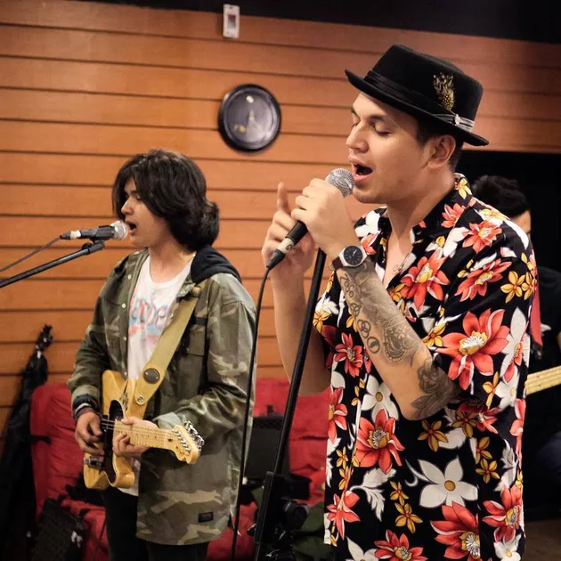 Jika Kevin jadi vokalis, maka Esa jadi sang gitarisnya.
