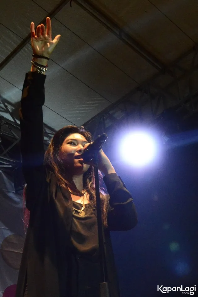 Cantik dan penuh pesona, rasanya nggak ada satu pun penikmat musik yang tak mengidolakan Isyana Sarasvati.