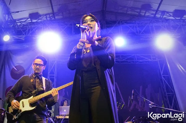 Hal itulah yang terjadi saat Isyana Sarasvati tampil di panggung Jazz Goes To Campus 2015 (JGTC) 2015, yang digelar di Fakultas Ekonomi Universitas Indonesia.