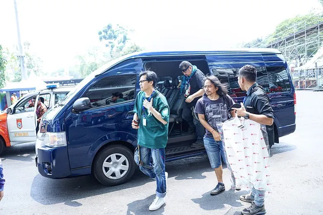 Postingan ini dimulai dari foto grup band Gigi ketika baru saja sampai di GBK untuk menjalani serangkaian latihan yang berjalan selama 5 hari penuh. Dengan membawa perbekalannya, Gigi bersiap diri.