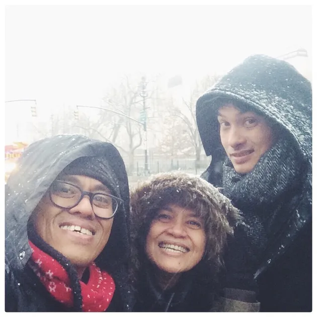 Mira Lesmana, Riri Riza dan Nicholas Saputra sedang berada di New York untuk lakukan syuting ADA APA DENGAN CINTA 2. Bermandikan salju, mereka terus syuting di tengah cuaca super beku ini.