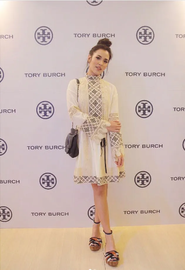 Raisa yang terlihat begitu cantik tampil di event Tory Burch Indonesia dengan stylenya yang simple tapi tetap lovely!