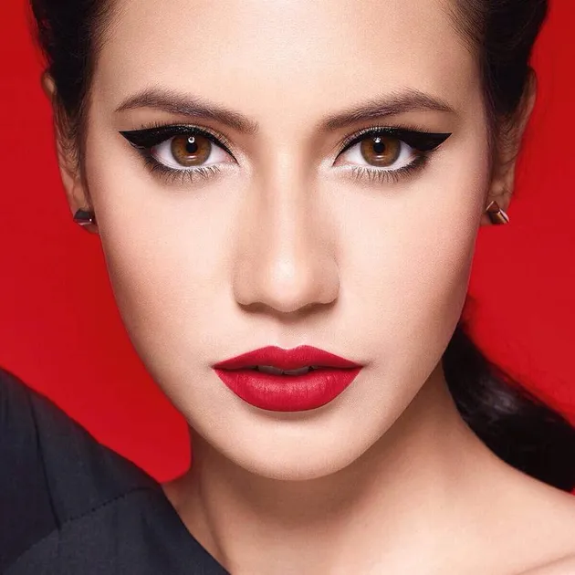 Riasan makeup classic nan bold mampu membuat Pevita Pearce semakin cantik dan menawan. Nggak kalah dong dengan supermodel ternama Hollywood?
