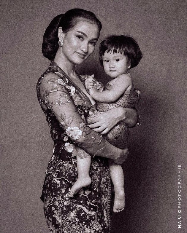 Seperti inilah potret Atiqah Hasiholan yang diabadikan oleh Mario Ardi atau yang lebih dikenal dengan nama Mario Photographie dalam photoshoot terbarunya dalam rangka menyambut hari Kartini.