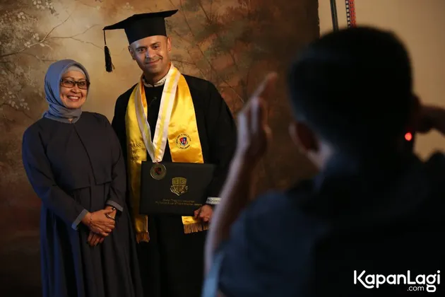 Mike Lucock dapat gelar sarjana