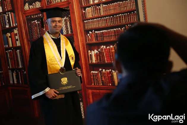 Mike Lucock dapat gelar sarjana