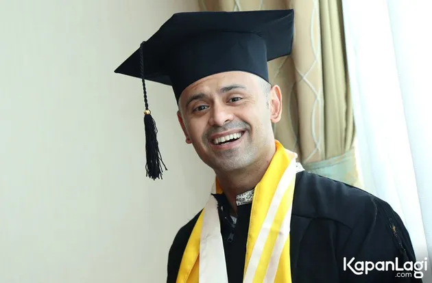 Mike Lucock dapat gelar sarjana