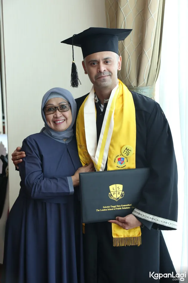 Mike Lucock dapat gelar sarjana