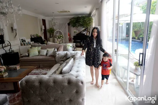 Belum lama ini tim KapanLagi.comŽ sempat mengunjungi kediaman keluarga Raffi Ahmad. Nampak Nagita Slavina yang tengah bersantai dengan sang putra yakni Rafathar Malik Ahmad.