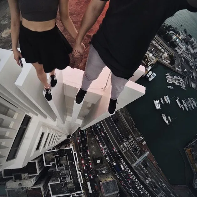 daredevil, roofing, panjat gedung, foto menakutkan, foto panjat gedung, Angela Nikolau, Ivan Beerkus